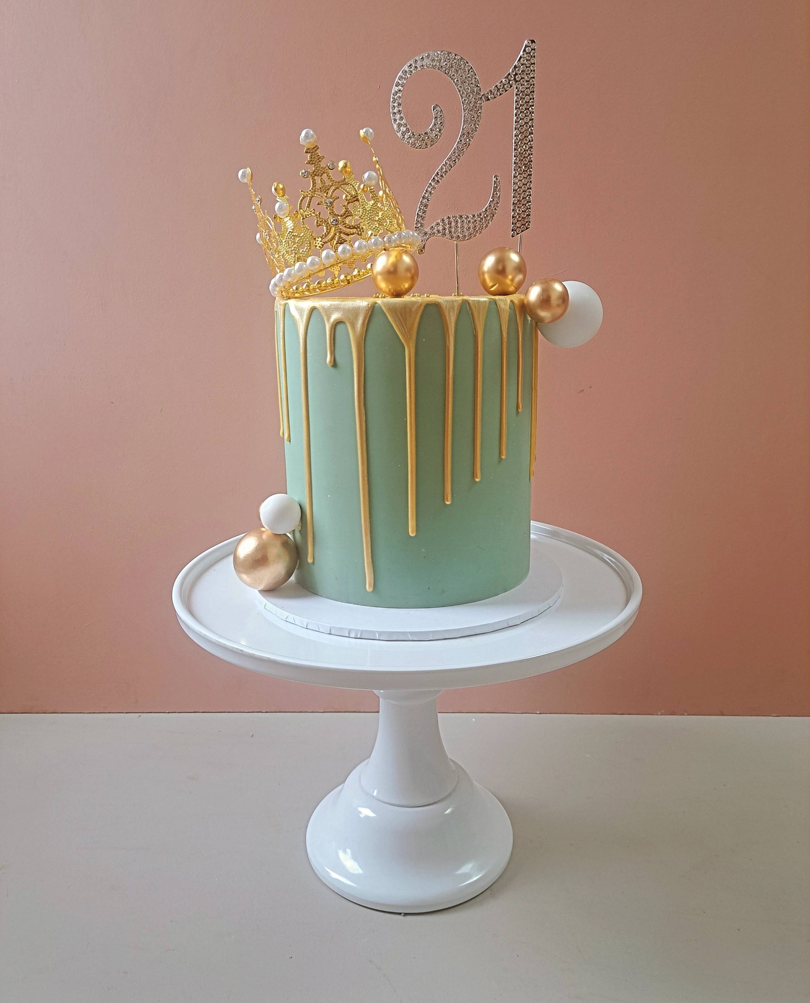 21st birthday crown drip cake