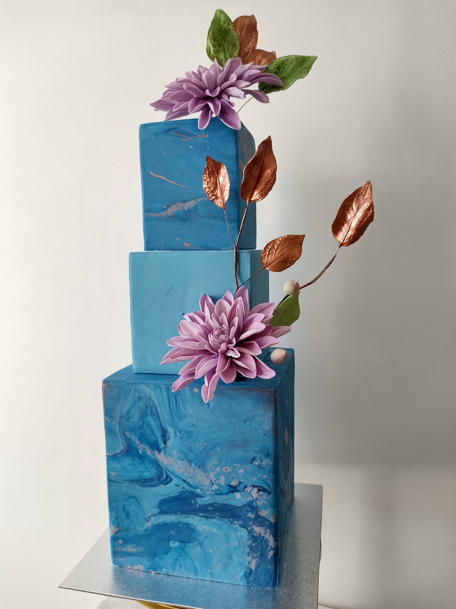 Blue marble cake with sugar flowers